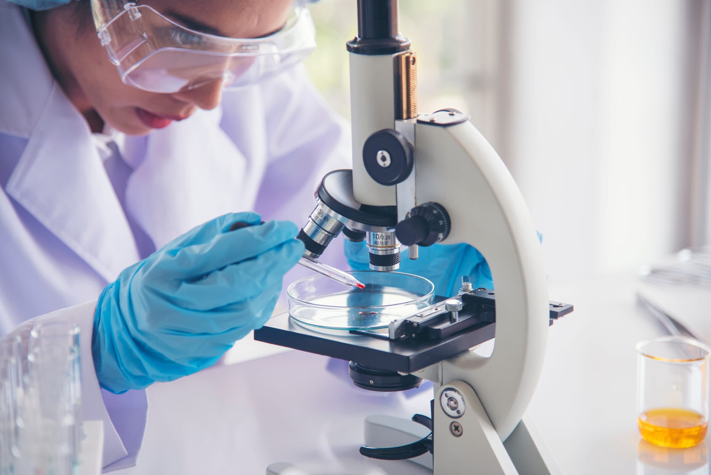 Специалист лаборатории WESSLAB за микроскопом